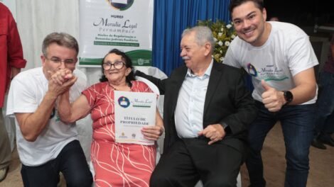 prefeitura-de-afogados-e-tjpe-entregaram-titulos-de-propriedade-a-familias-do-laura-ramos