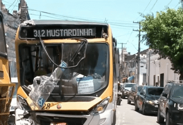 motorista-de-onibus-embriagado-provoca-colisao-no-centro-do-recife-e-deixa-feridos