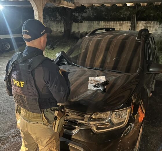prf-prende-foragido-por-roubo-com-pistola-falsa-e-carro-roubado-na-br-101,-no-recife