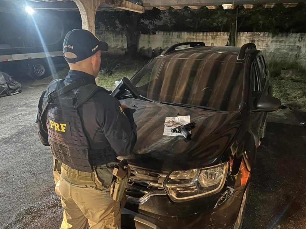 prf-prende-foragido-por-roubo-com-pistola-falsa-e-carro-roubado-na-br-101,-no-recife