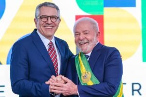em-pe,-lula-e-padilha-visitam-obras-para-expansao-de-laboratorio-farmaceutico-que-produz-medicamentos  