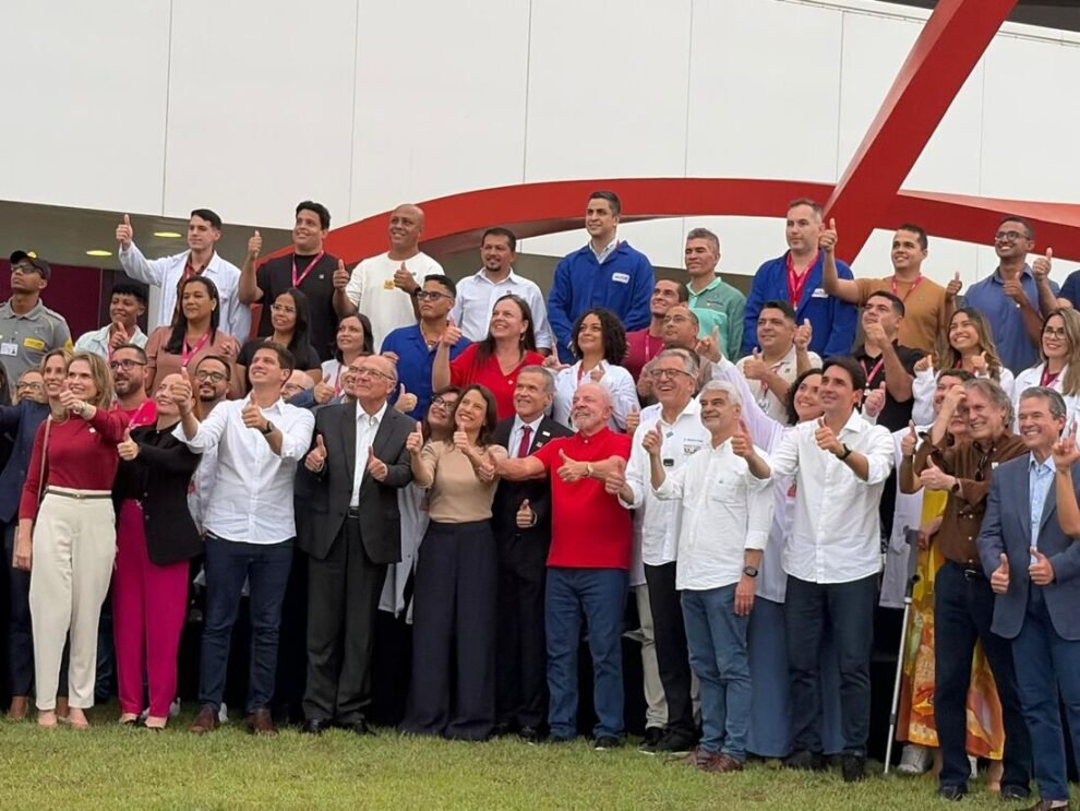 lula-visita-fabrica-do-ache-em-pernambuco-ao-lado-de-raquel-lyra,-joao-campos-e-ministro-da-saude