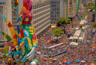 criancas-sao-retiradas-de-area-do-galo-da-madrugada-apos-mae-ser-flagrada-embriagada