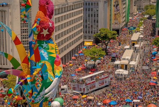 criancas-sao-retiradas-de-area-do-galo-da-madrugada-apos-mae-ser-flagrada-embriagada