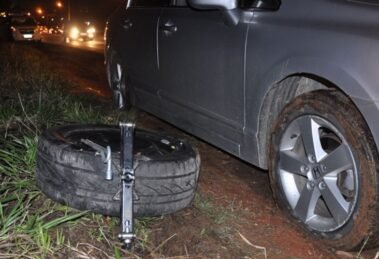 tres-veiculos-caem-em-cratera-na-pe-320-entre-afogados-e-carnaiba-na-noite-desta-segunda-em-questao-de-segundos