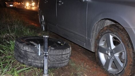 tres-veiculos-caem-em-cratera-na-pe-320-entre-afogados-e-carnaiba-na-noite-desta-segunda-em-questao-de-segundos