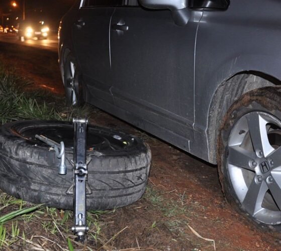 tres-veiculos-caem-em-cratera-na-pe-320-entre-afogados-e-carnaiba-na-noite-desta-segunda-em-questao-de-segundos